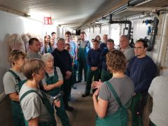 Ausschussmitglieder während der Beratung am 31.8.23 im Stall
© IGS Thüringen e.V. Ausschussmitglieder während der Beratung am 31.8.23 im Stall
© IGS Thüringen e.V.